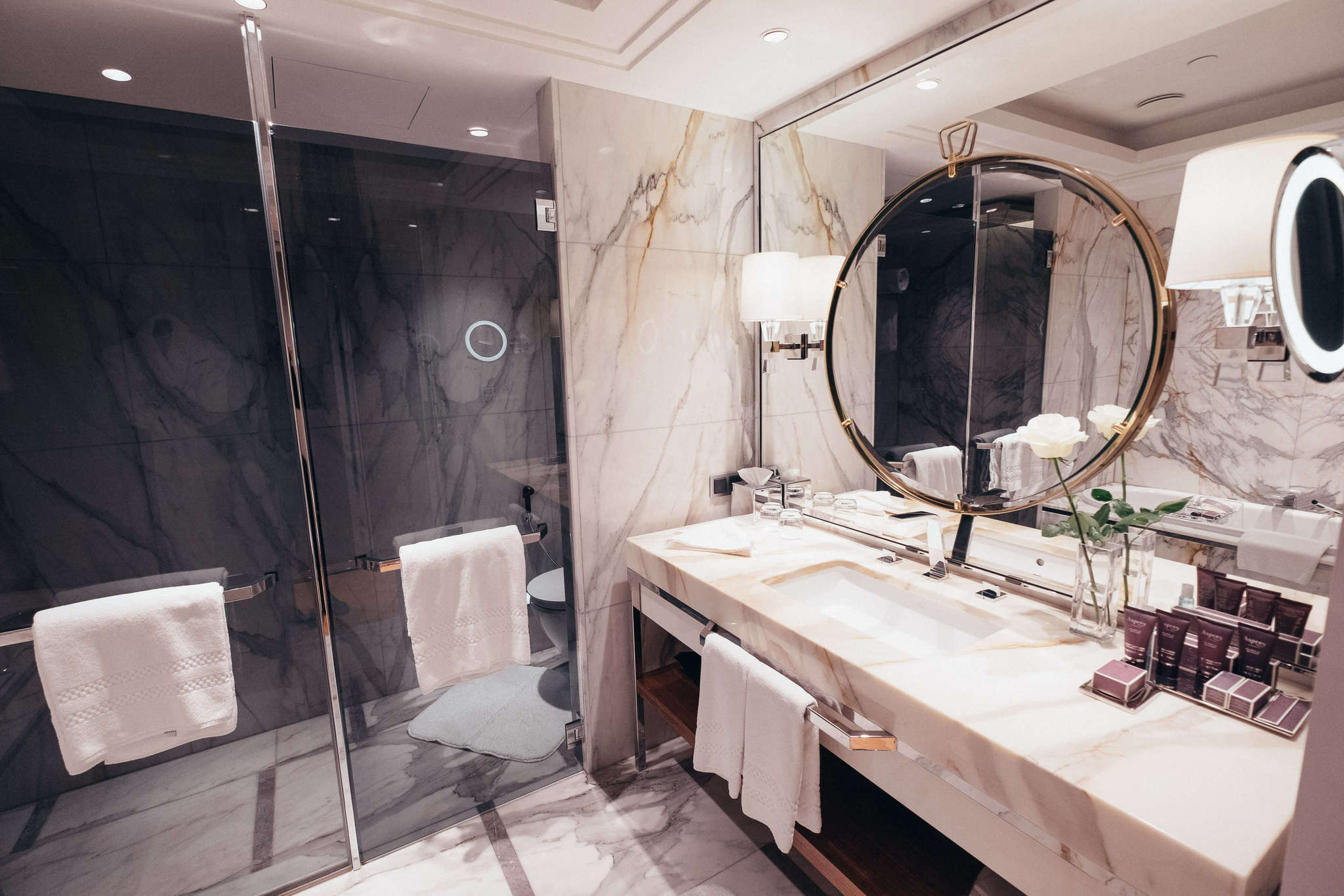 Ha fürdőszobád mérete megengedi, építs be nagy összefüggő üvegfelülettel rendelkező zuhanykabint.