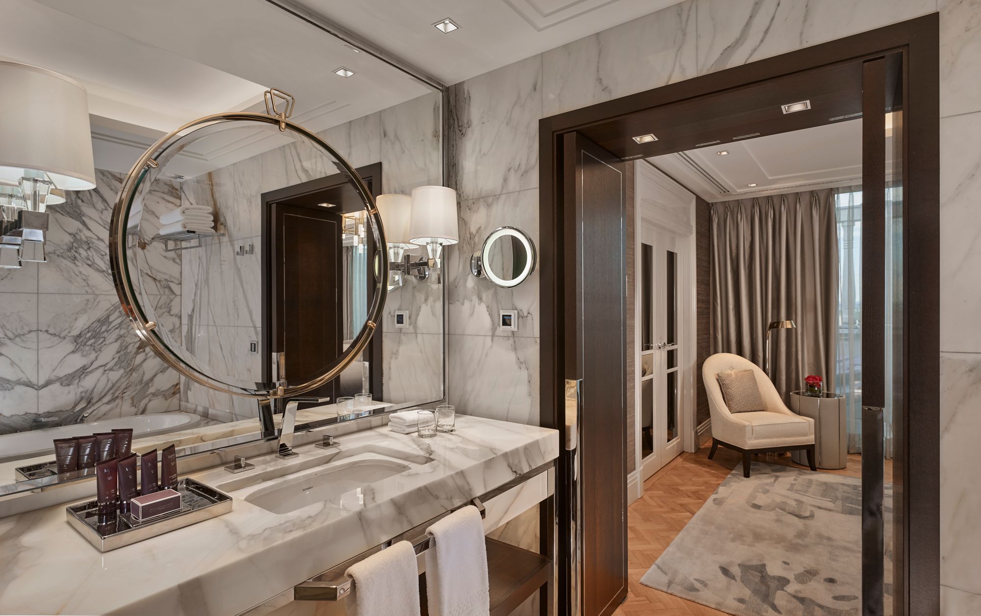 A burkolatok tekintetében a Ritz-Carlton Szállodák a márvány mintázattal rendelkező, nagyméretű csempelapokat preferálják.