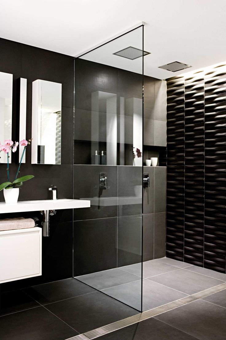 Az egyik legszembetűnőbb módja a fekete szín fürdőszobában való megjelenítésének, ha a falakat és a padlót egyaránt ilyen árnyalatú csempével burkoljuk le.