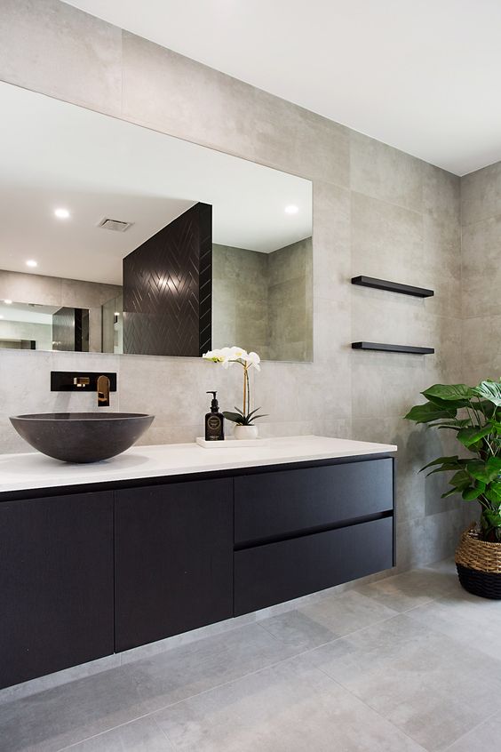 Az egyik legszembetűnőbb módja a fekete szín fürdőszobában való megjelenítésének, ha a falakat és a padlót egyaránt ilyen árnyalatú csempével burkoljuk le.