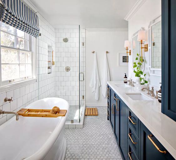 Fürdőszoba melyben a hosszú szekrény érdemel szót, amelyen dupla mosdó is helyet kapott, és a színek is nagyon szépek.